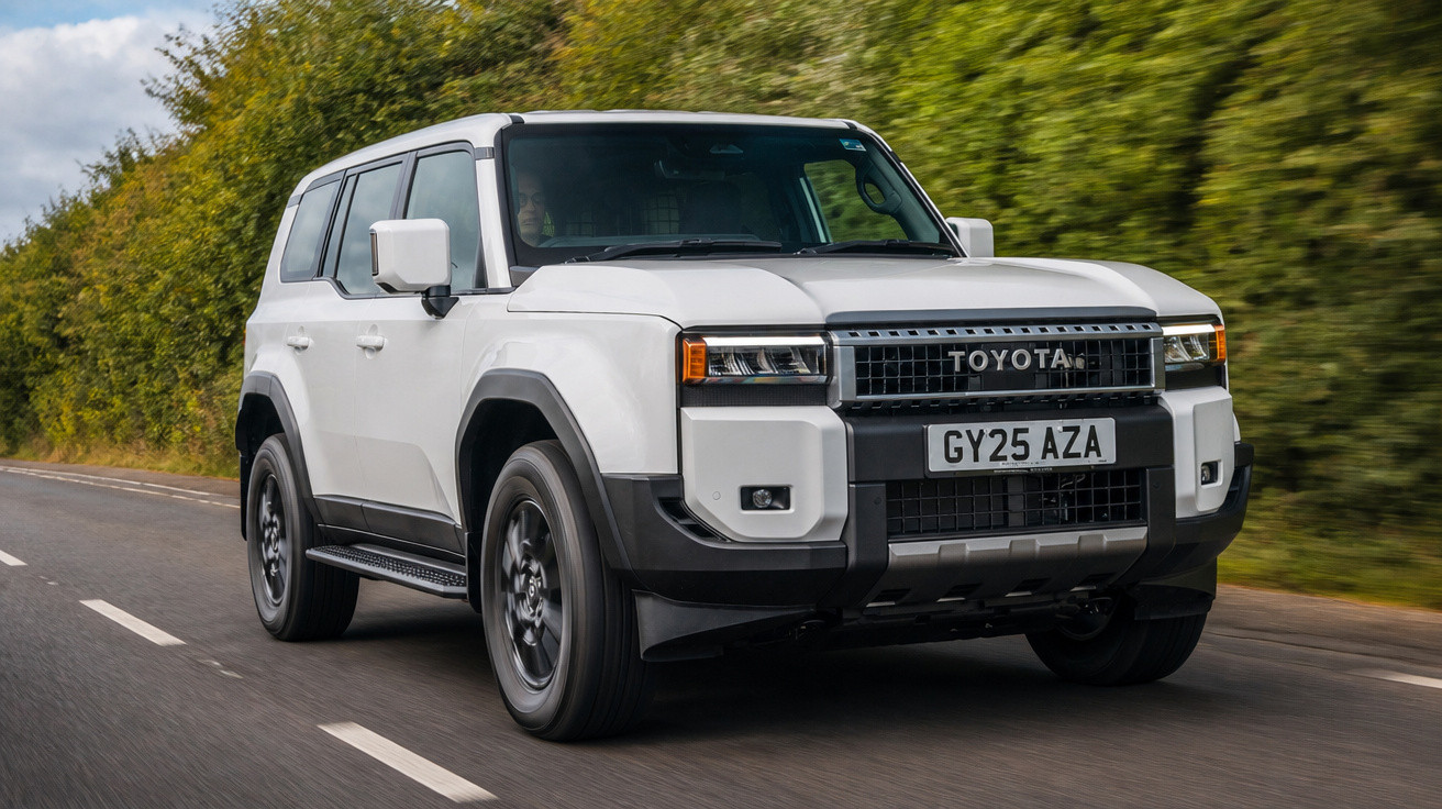 Carro SUV branco da Toyota modelo elétrico em estrada com árvores ao fundo.
