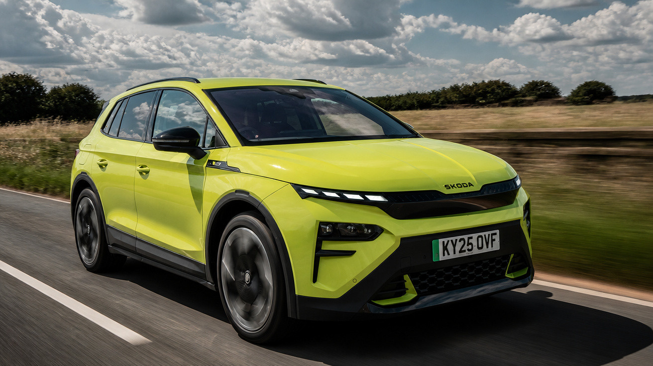 Carro elétrico SUV Skoda amarelo em estrada com céu nublado e campo ao fundo.