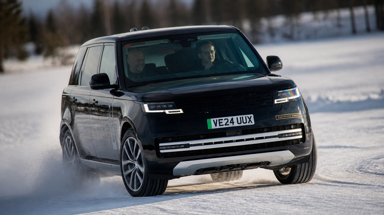 SUV preto Land Rover rodando na neve com pessoas dentro em ambiente de inverno.