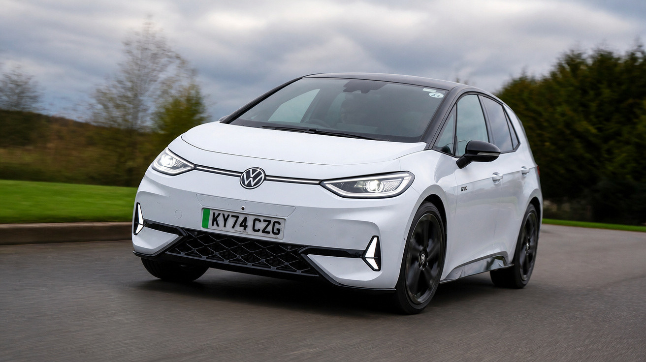 Carro elétrico Volkswagen ID.3 branco em movimento em estrada sob céu nublado.