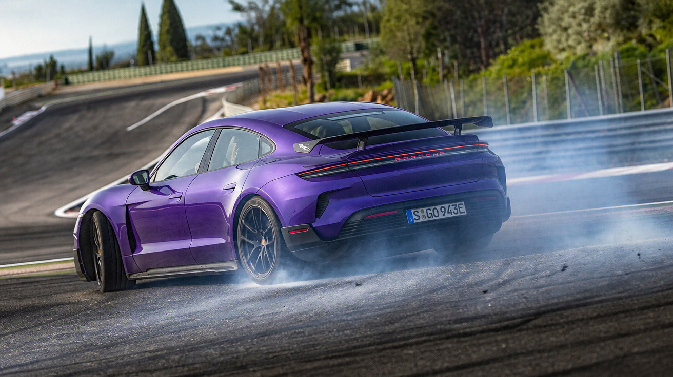 Carro esportivo roxo fazendo derrapagem em pista de corrida com fumaça saindo dos pneus traseiros.